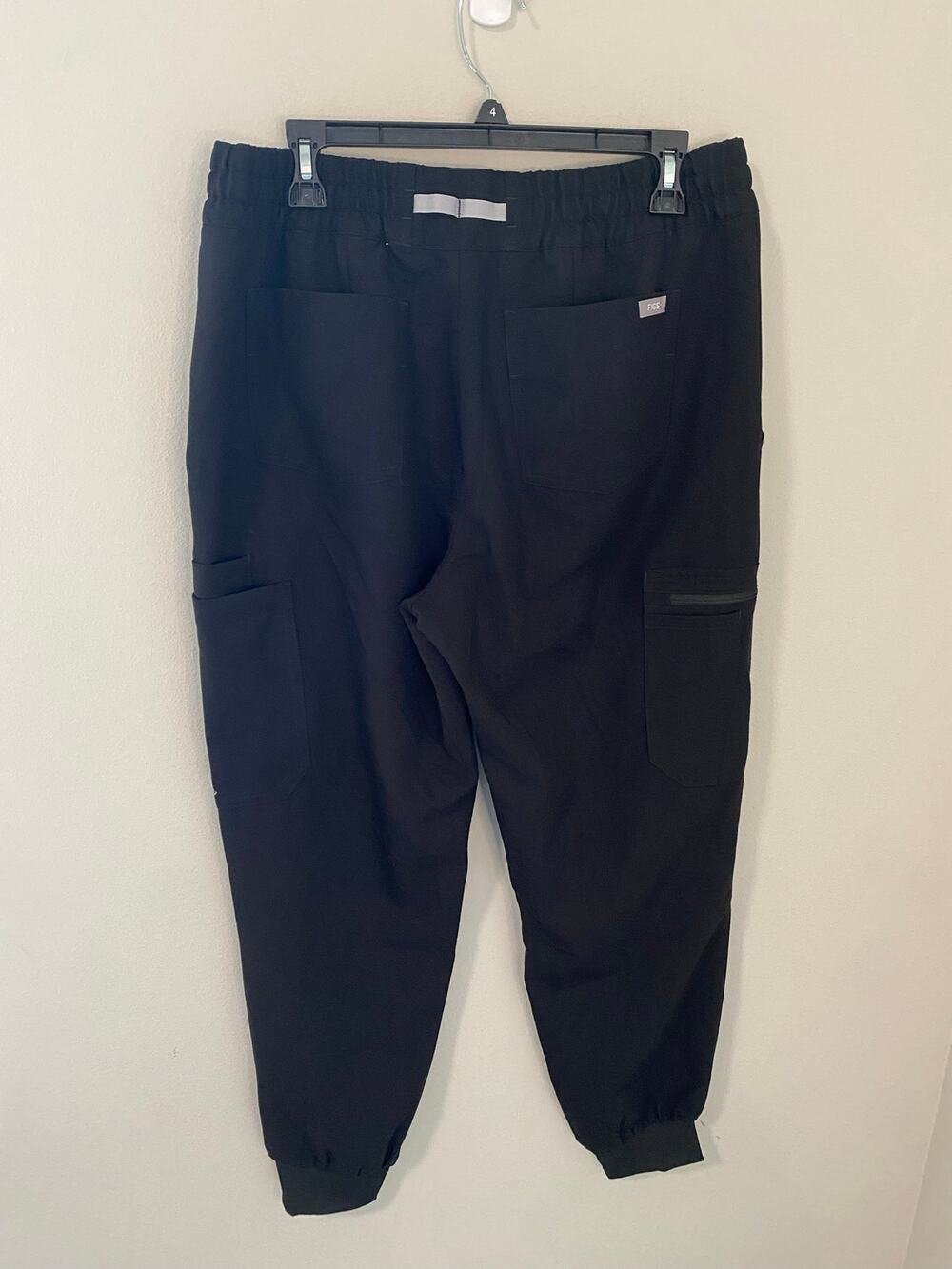 NWT Fabletics Men's Altitude Slim Fit Jogger Onyx, Size Medium (29 inch inseam)